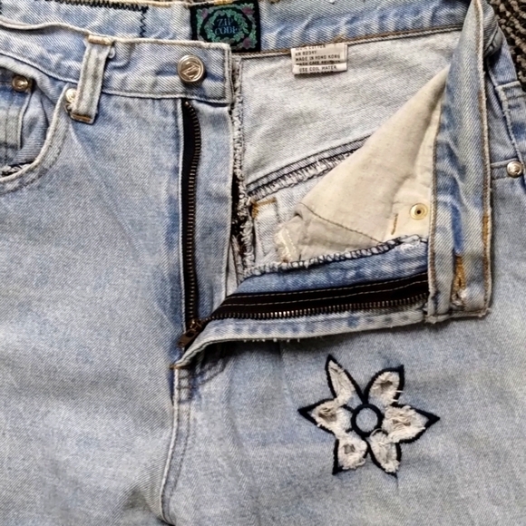 Vintage High Rise Zip Code Jeans Size 9/10 Heavily Distressed Flowers Mom jeans - Picture 7 of 17